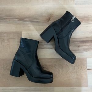 Groovy Chunky Black Platform Boot - DIRTY LAUNDRY